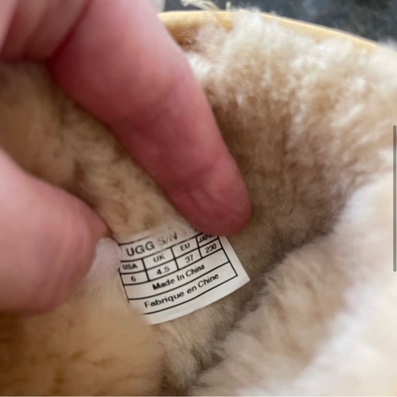 Rare sparkly gold Uggs - Picture 5 of 5